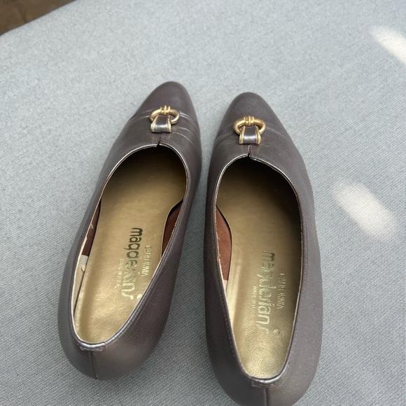 Vintage California Magdesians Taupe Leather Pumps Gold Trim & Accents - Picture 6 of 6